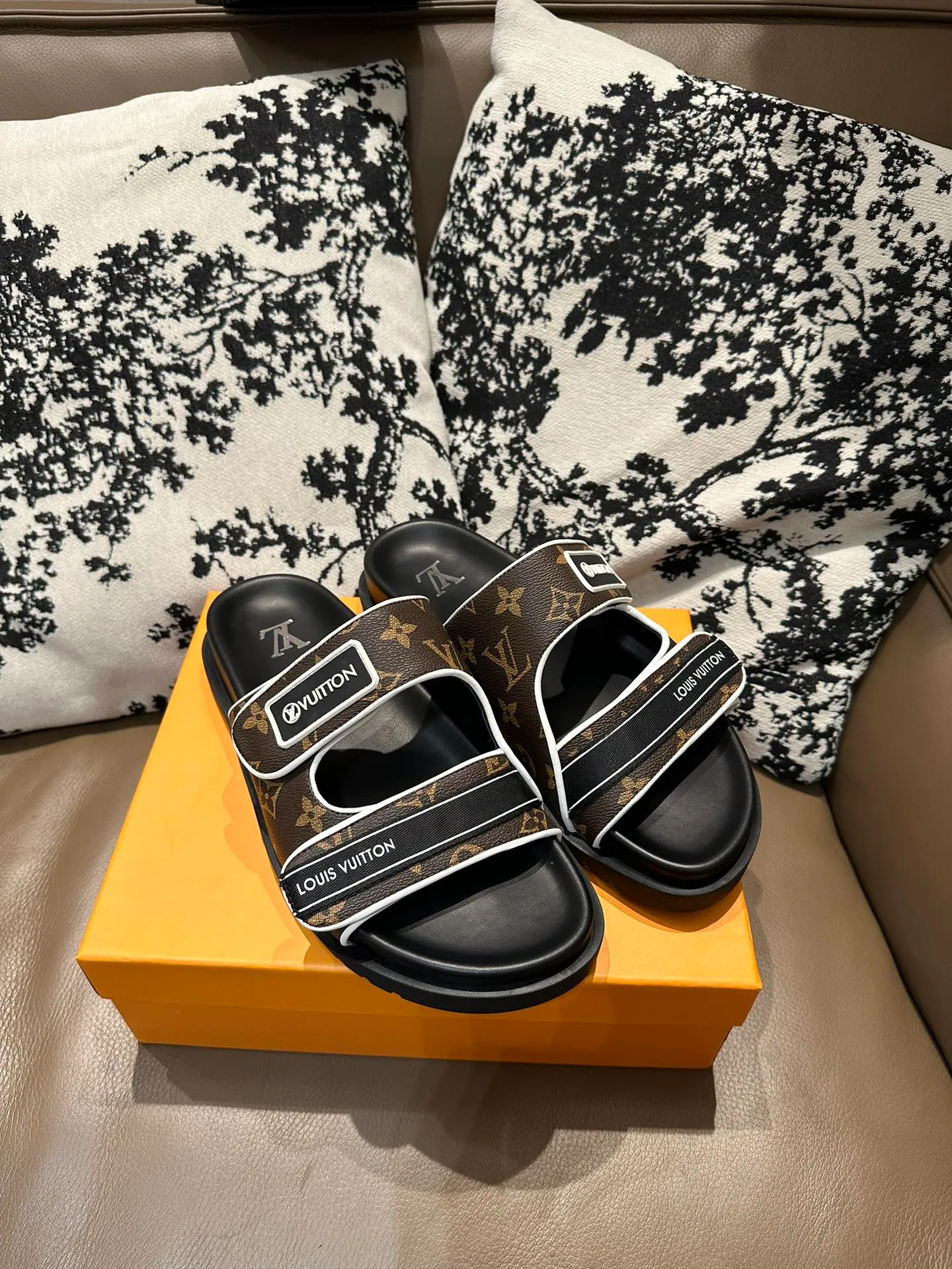 Men's shoes 💰360💰 LV flip flops, cowhide surface, sheepskin lining, size 36-46